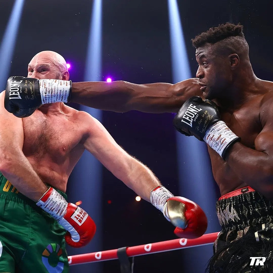 alt="Fury vs Ngannou, il cross match tra giganti della boxe con guanti Leone Sport"