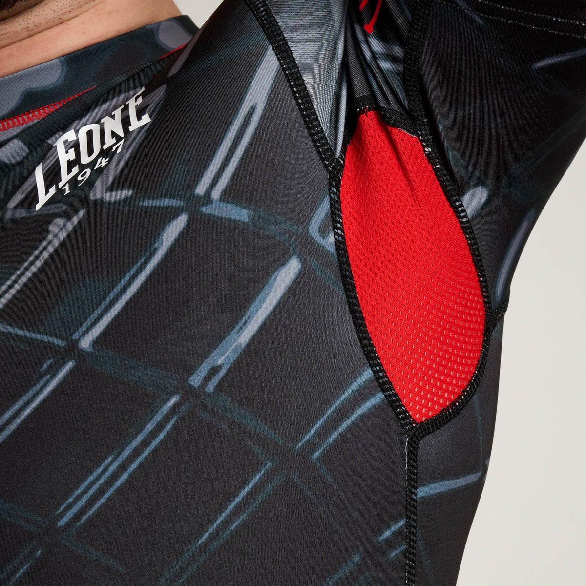 MMA CAGE MEN’S SHORT SLEEVE RASHGUARD
