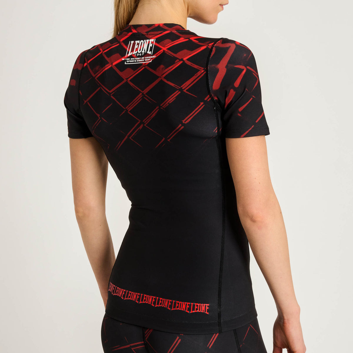 MMA CAGE WOMEN’S SHORT SLEEVE RASHGUARD