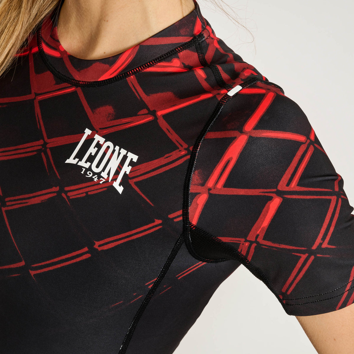 MMA CAGE WOMEN’S SHORT SLEEVE RASHGUARD