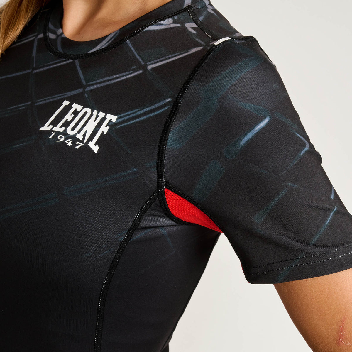 MMA CAGE WOMEN’S SHORT SLEEVE RASHGUARD