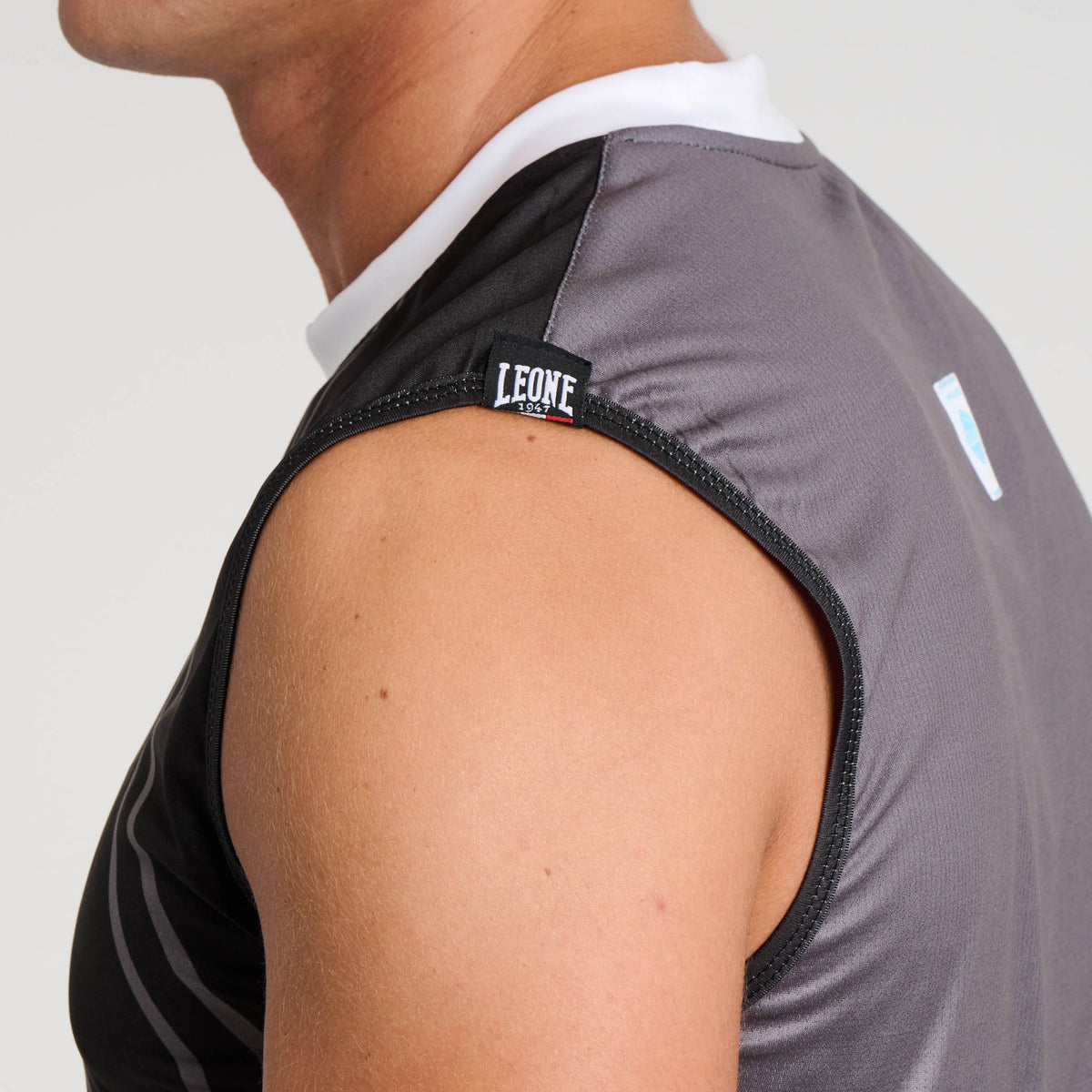WAKO SLEEVELESS T-SHIRT