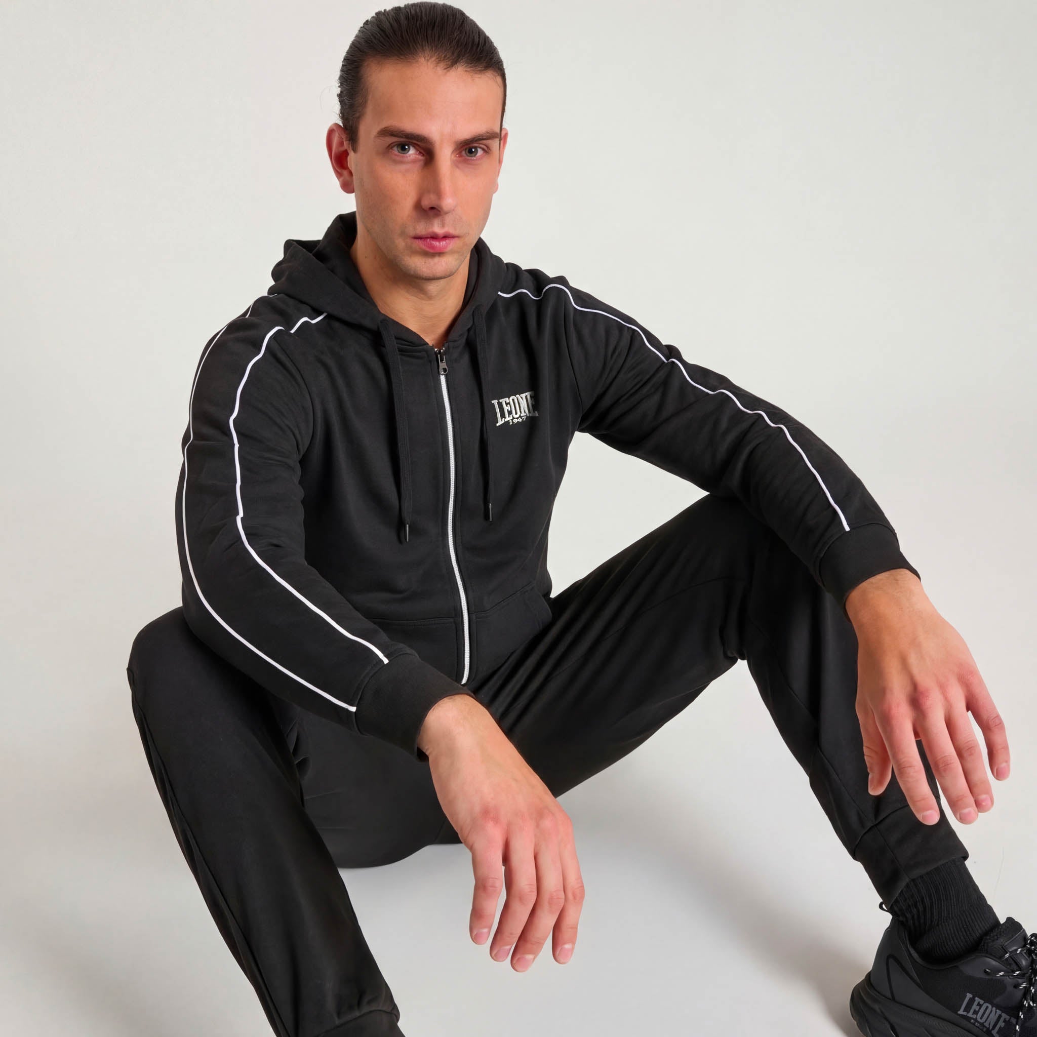 LIGHTWEIGHT CLASSIC HOODED SWEATSHIRT