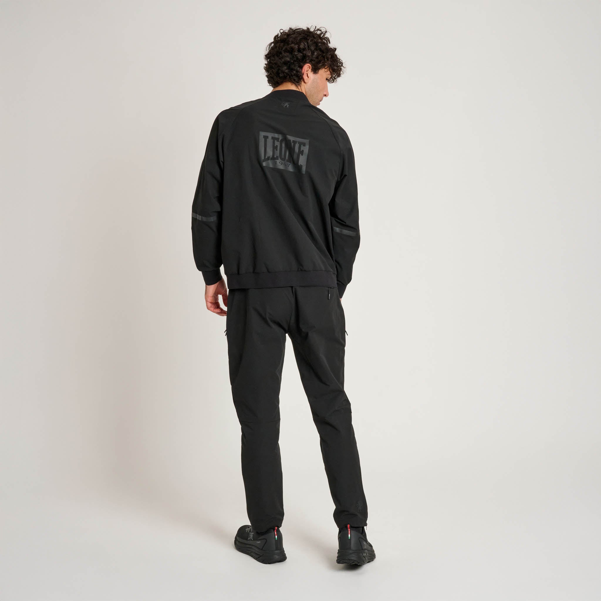 LIGHTWEIGHT BLACK LION SWEATSHIRT