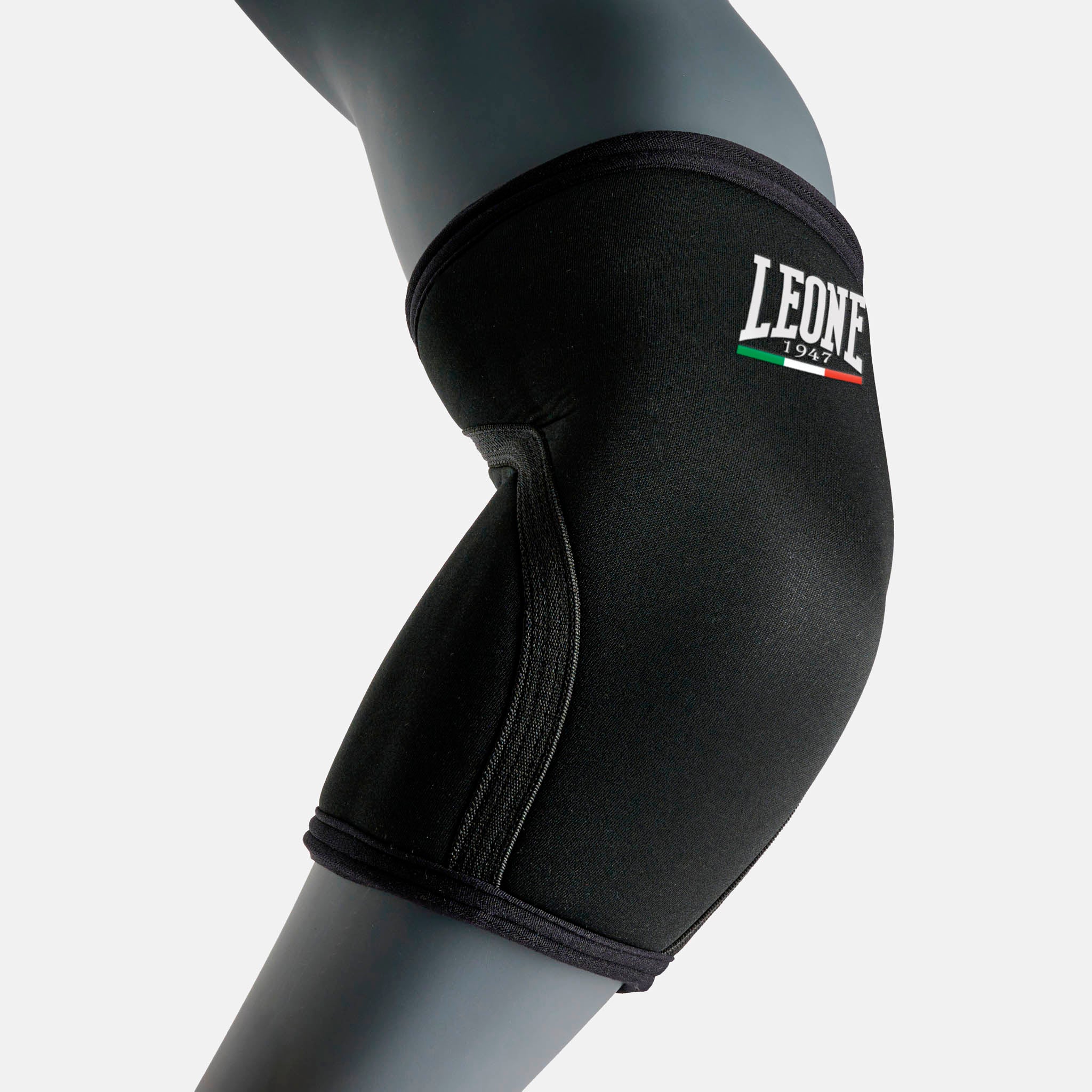 ELBOW COMPRESSION SLEEVES AC802 black | Leone 1947 Official Shop