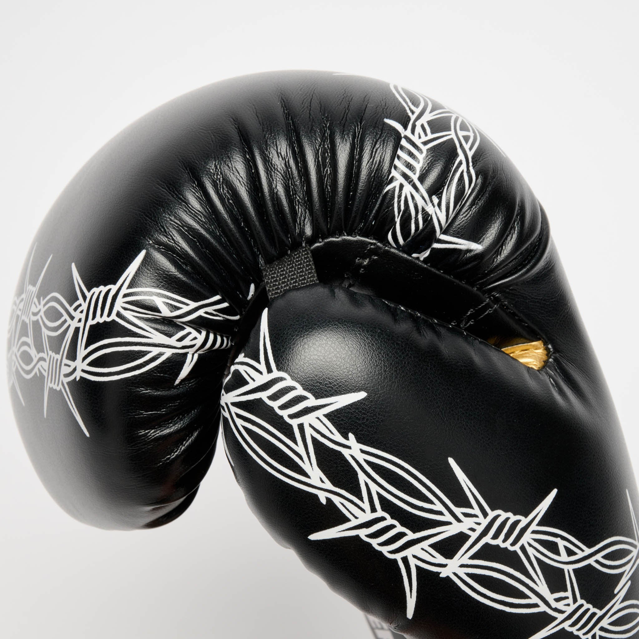 BARBEDWIRED BOXING GLOVES (IUTER)