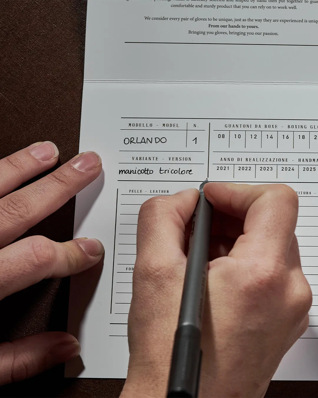 Una mano compila il certificato di qualità dell'Orlando