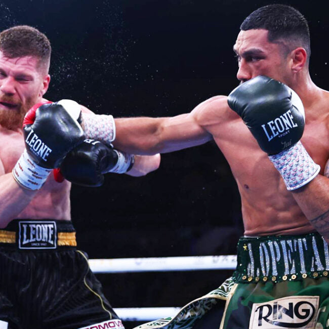 alt="Opetaia vs Squeo, both fighters using Leone Sport Italian boxing gloves"