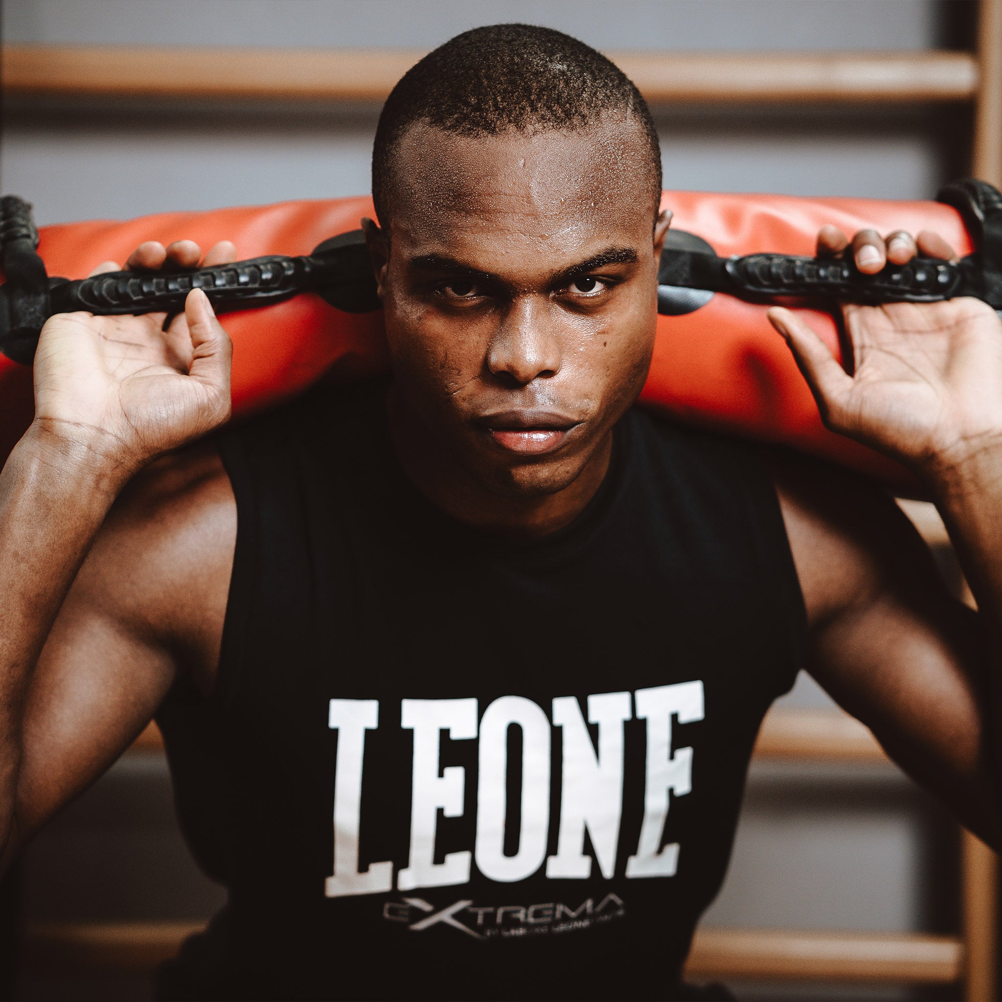 LOGO SLEEVELESS