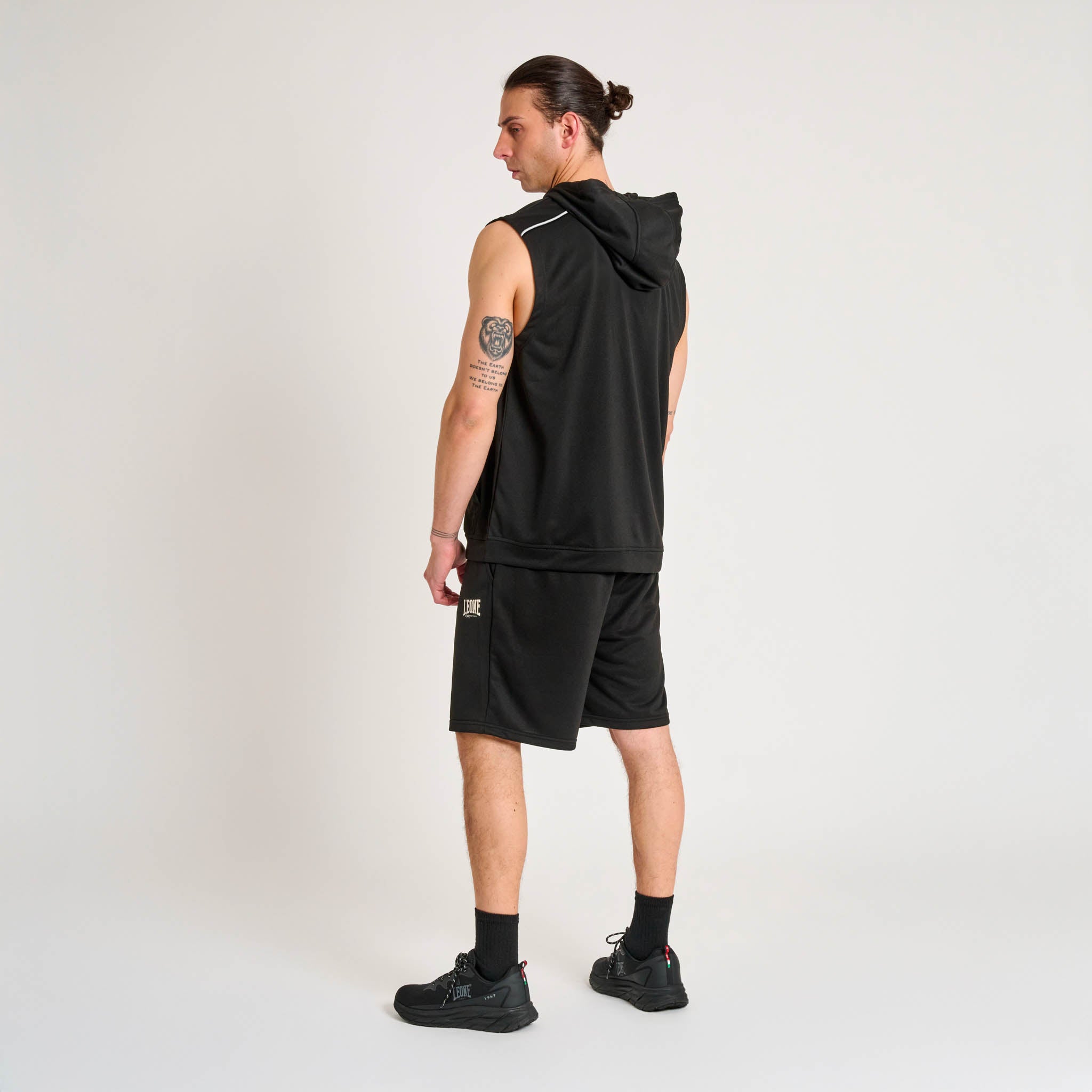 LIGHTWEIGHT CLASSIC HOODED SLEEVELESS SHIRT