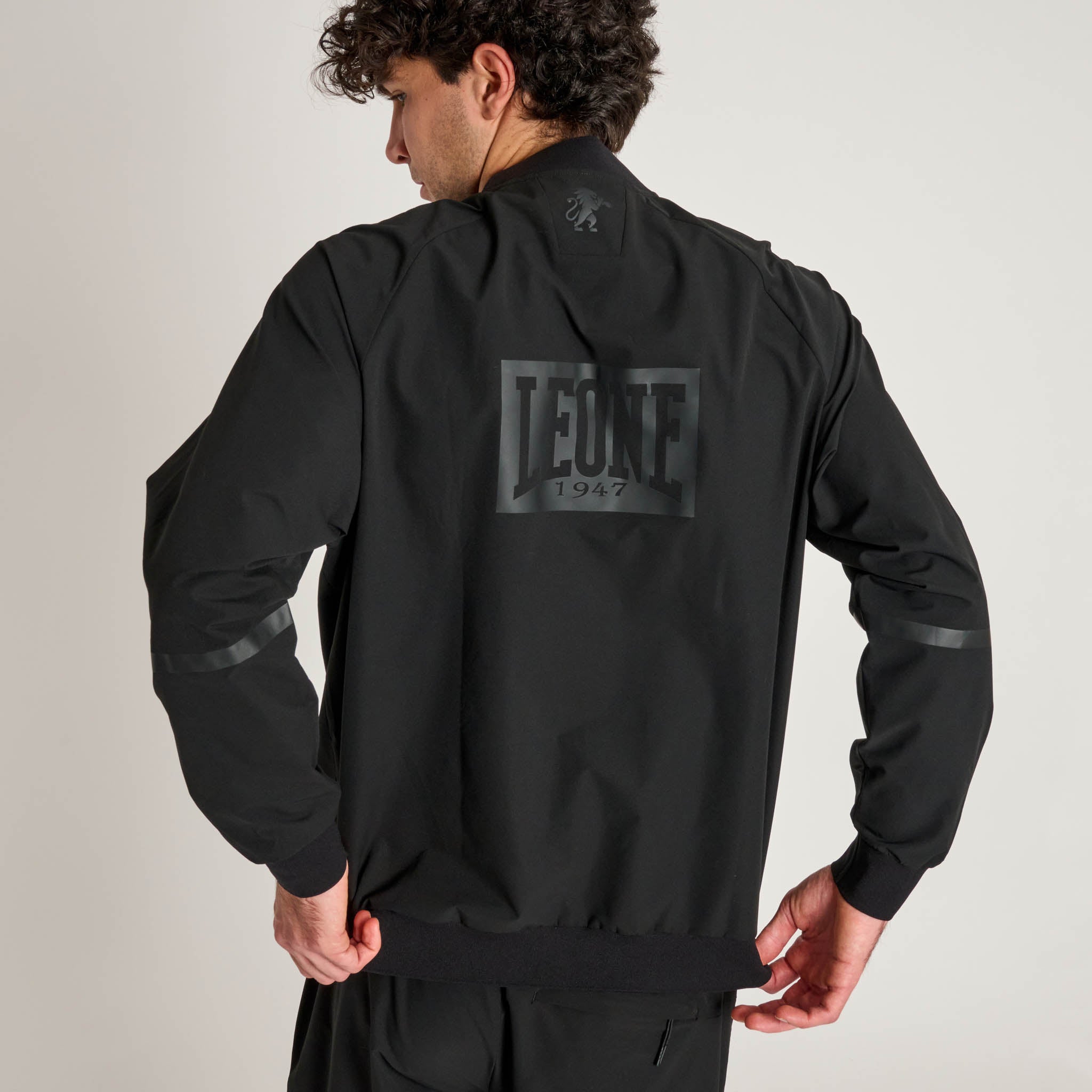 LIGHTWEIGHT BLACK LION SWEATSHIRT