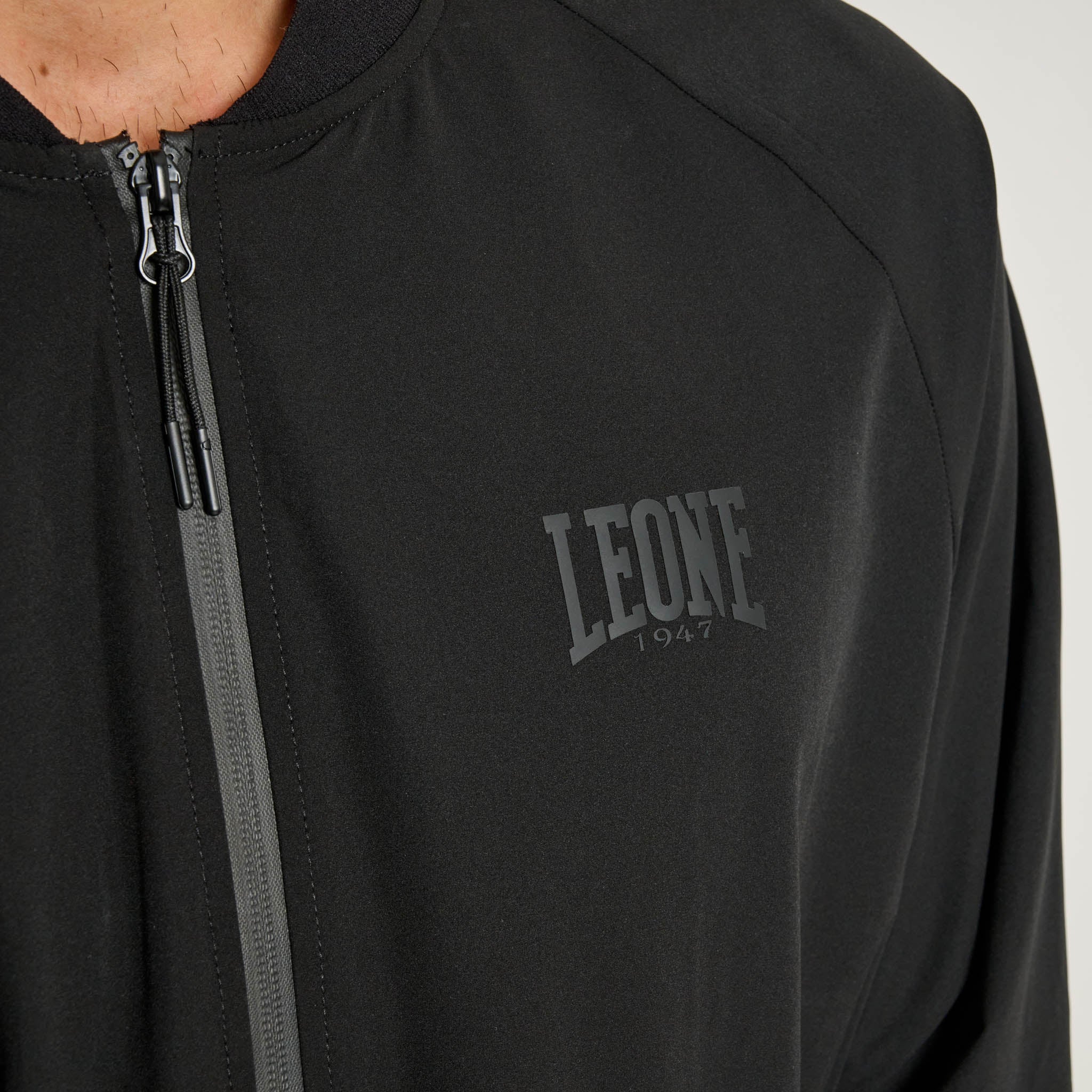 LIGHTWEIGHT BLACK LION SWEATSHIRT