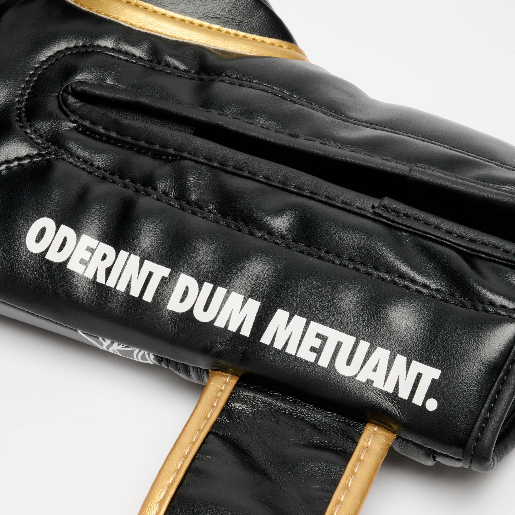 BARBEDWIRED BOXING GLOVES (IUTER)